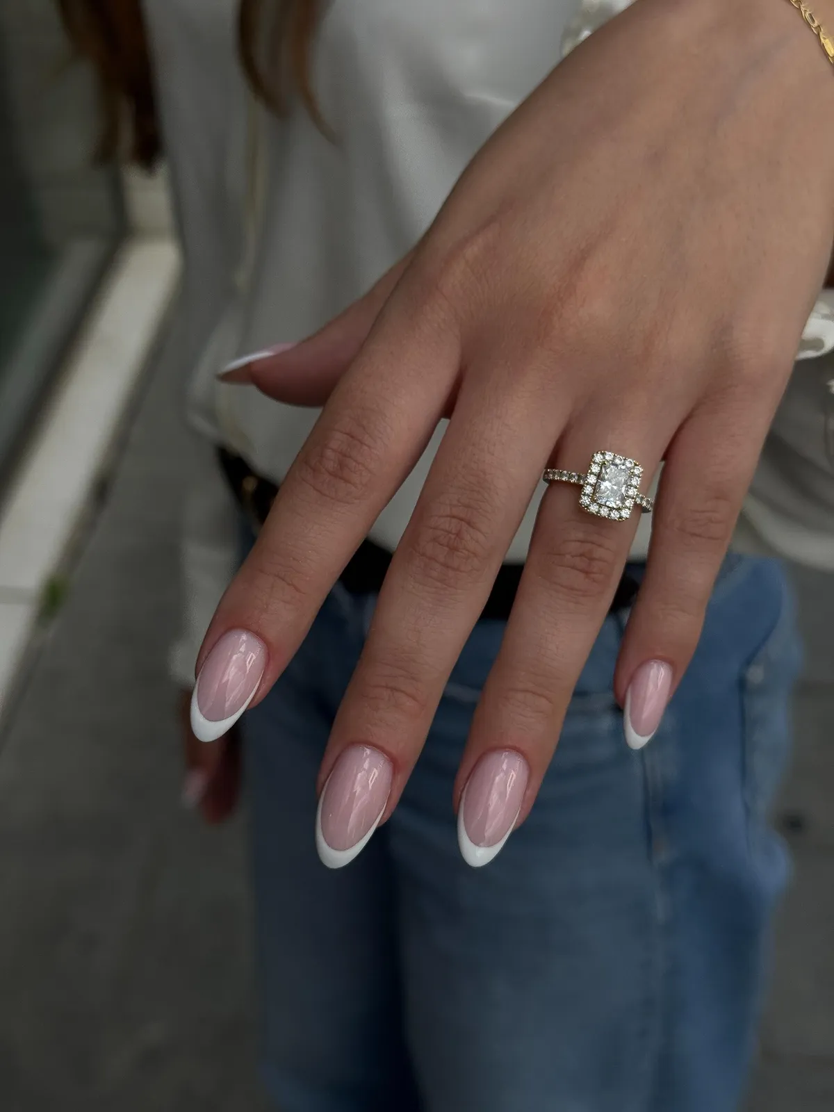 Zachte babyboomer op lange amandelnagels