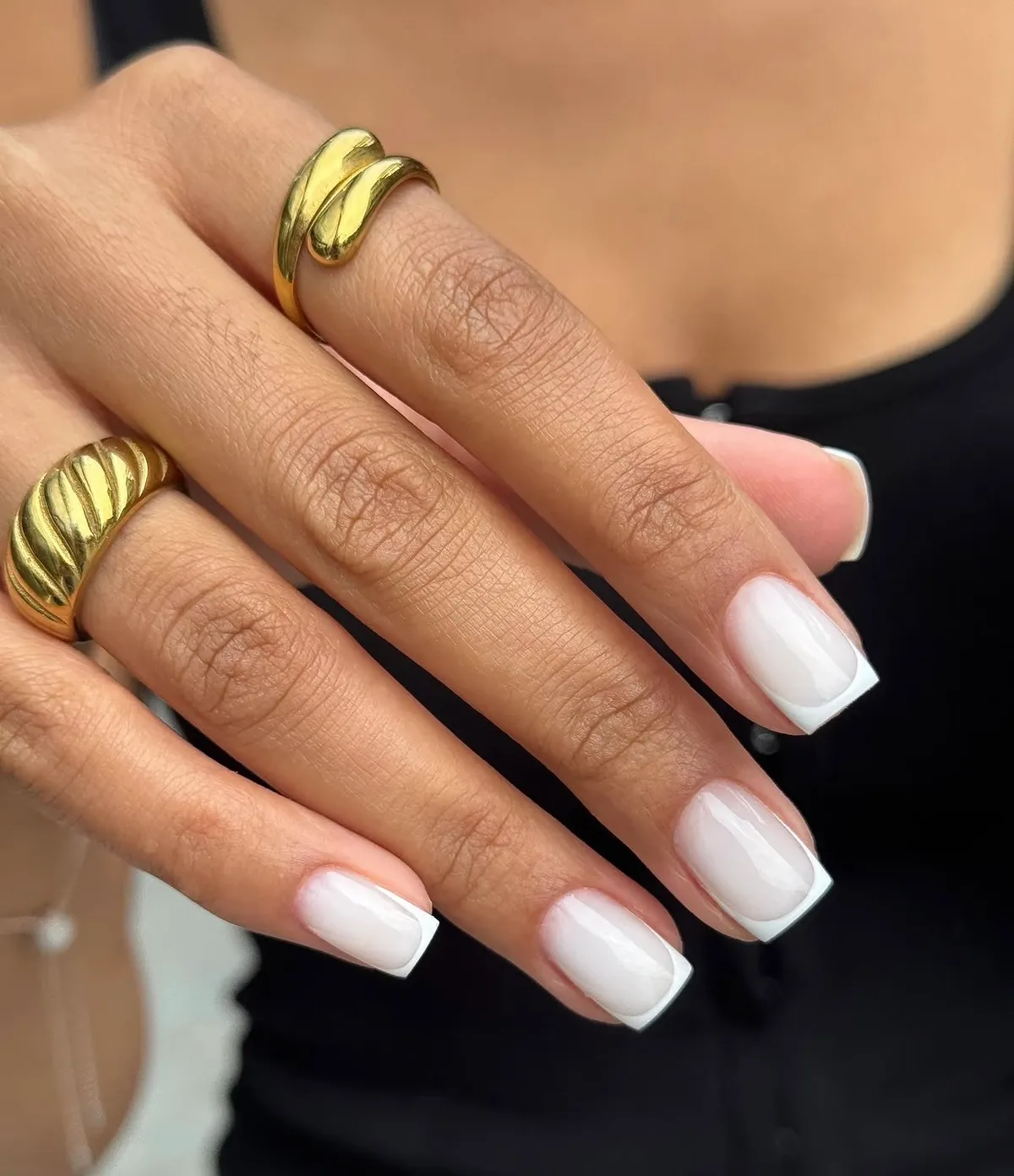 Melkwitte BIAB-nagels met gouden ringen