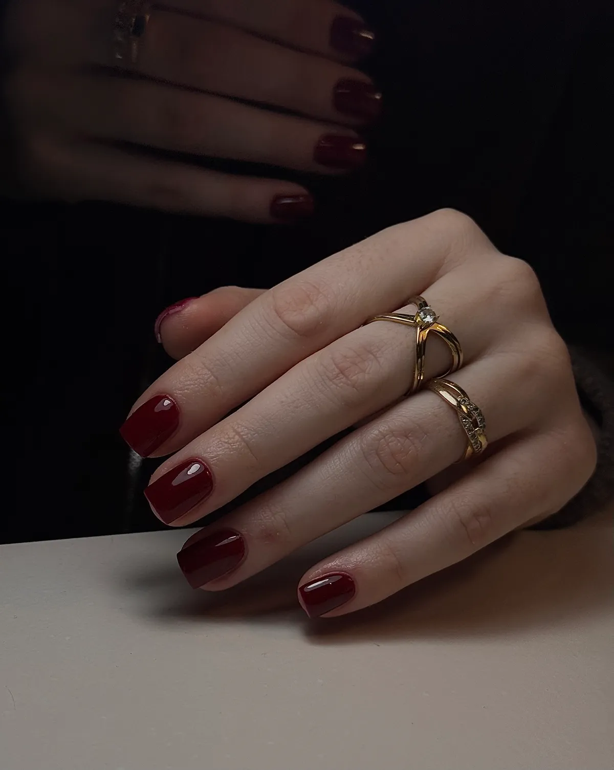 Donkerrode gelish op korte nagels