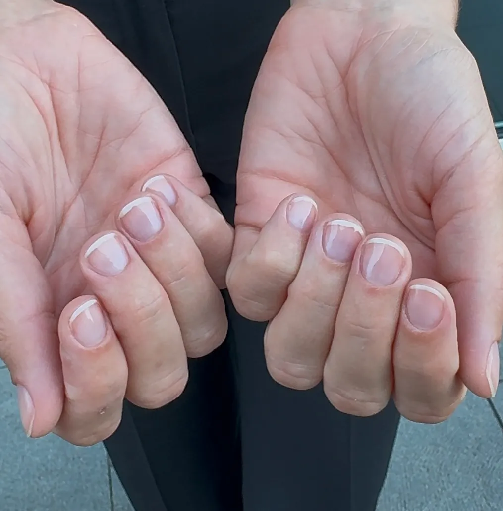 Verzorgde natuurlijke nagels na een manicure