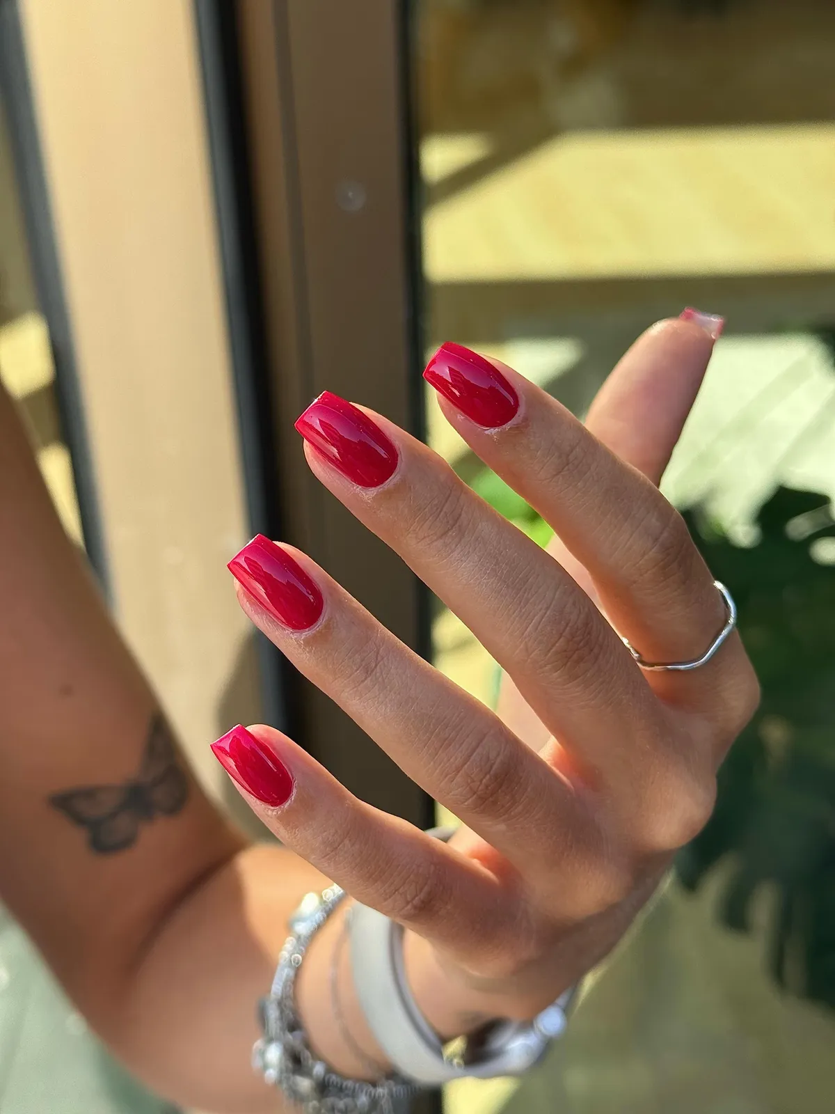 Kersenrode gelnagels