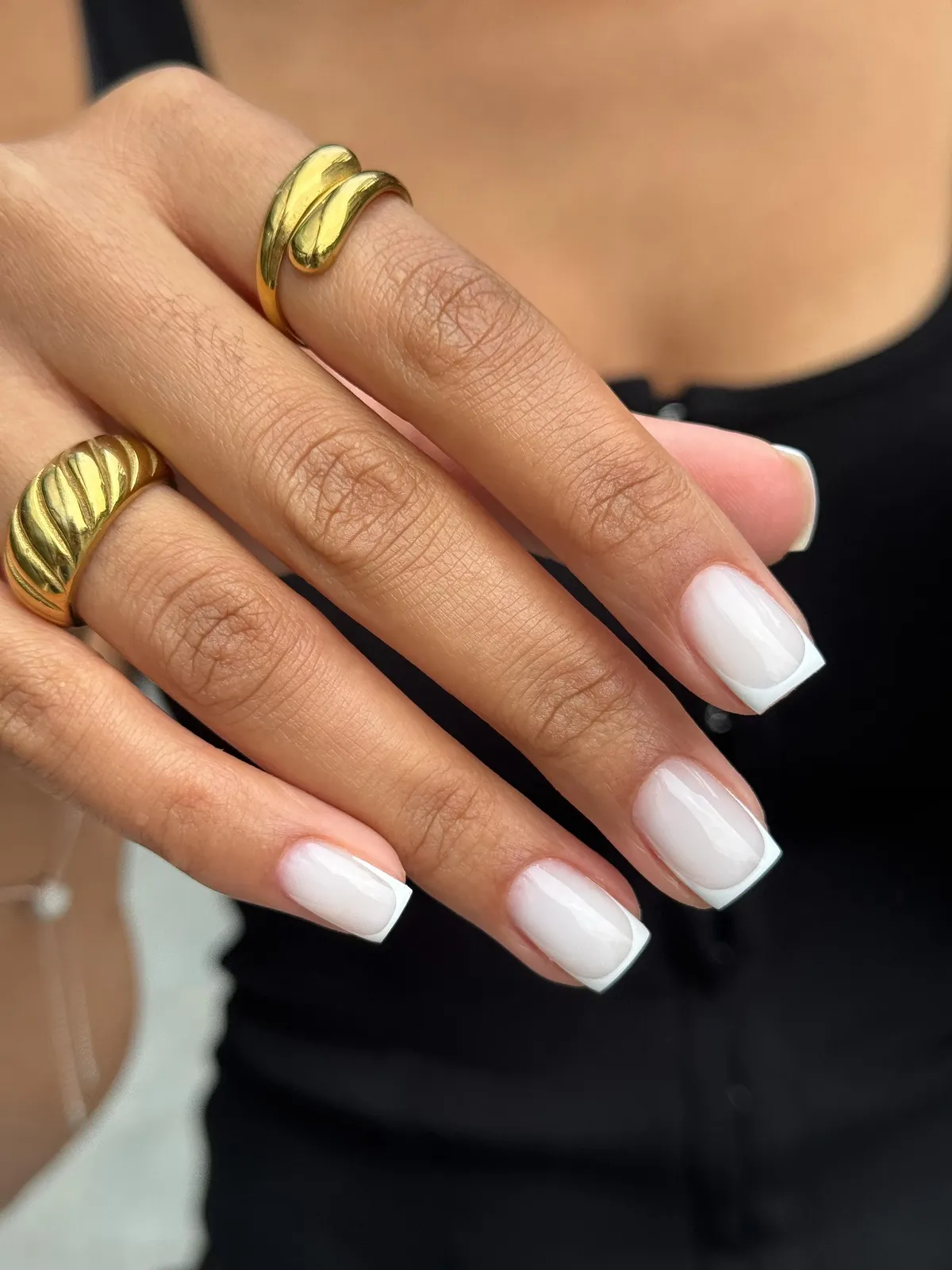 Dunne melkwitte french op amandelvormige nagels