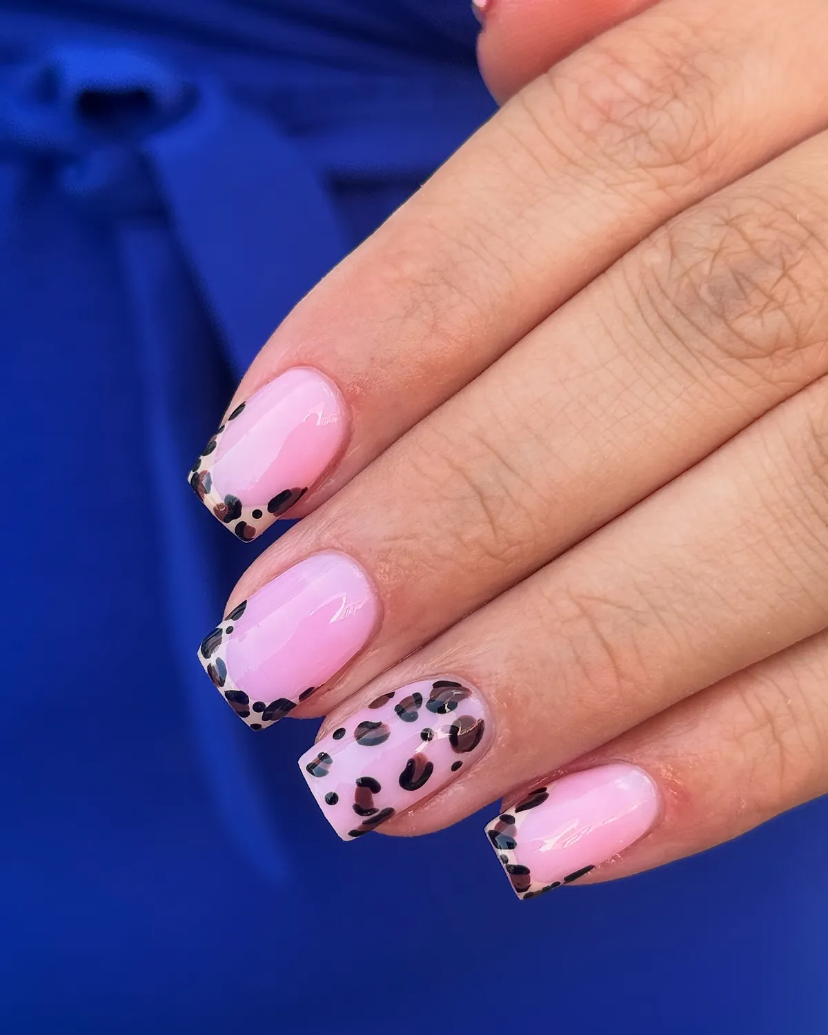 Roze nagels met pantherprint