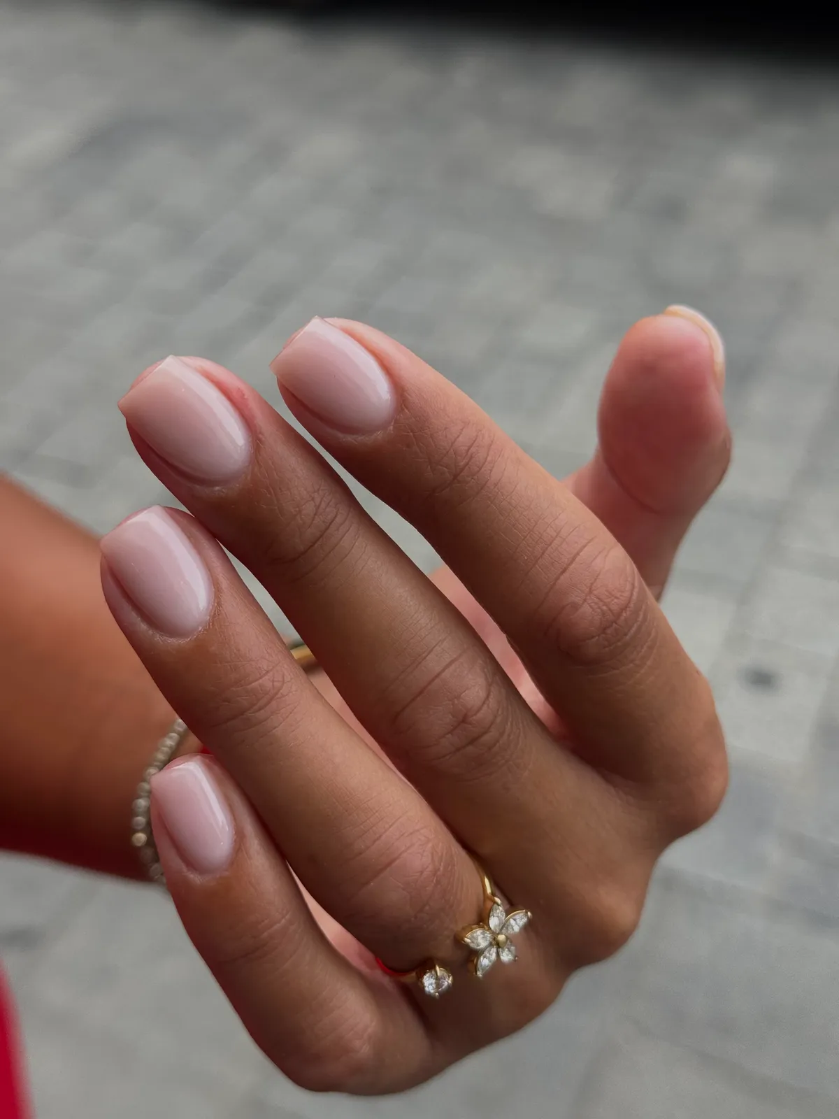 Nude nagels met een fonkelende ring